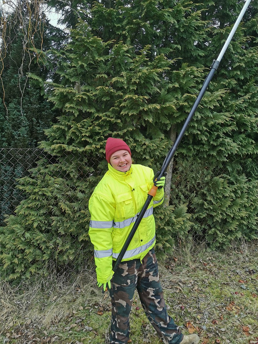 zahradnice s teleskopickým nářadím